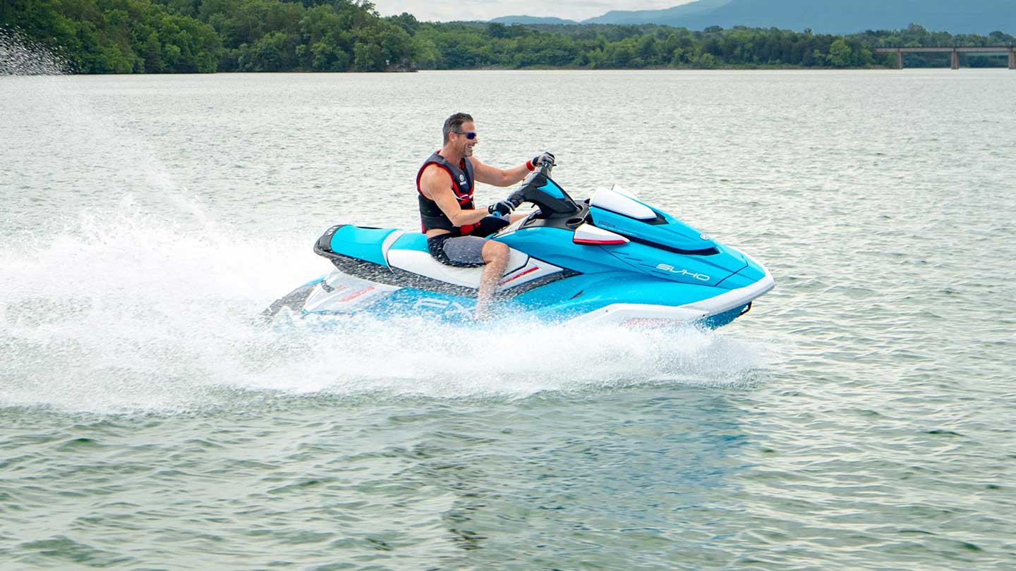 2022-Yamaha-FXSVHO-EU-Light_Blue-Action-003-03
