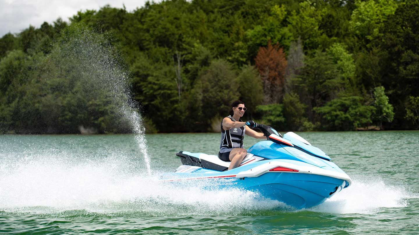 2022-Yamaha-FXSVHO-EU-Light_Blue-Action-004-03
